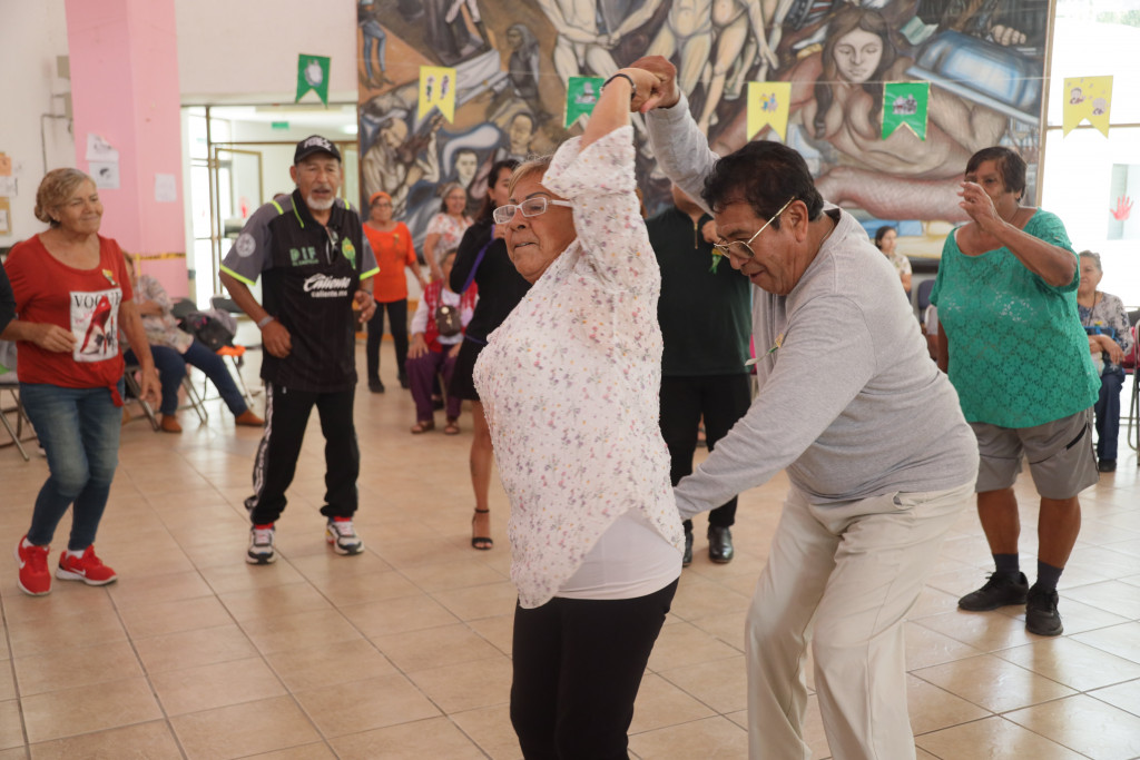 adultos mayores bailan rock´n roll en el CAPAM